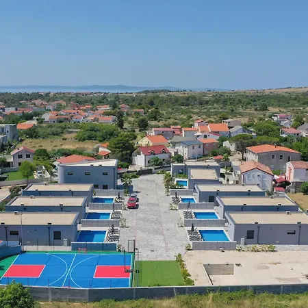 Stunning In With Outdoor Swimming Pool, Sauna And 2 Bedrooms *
