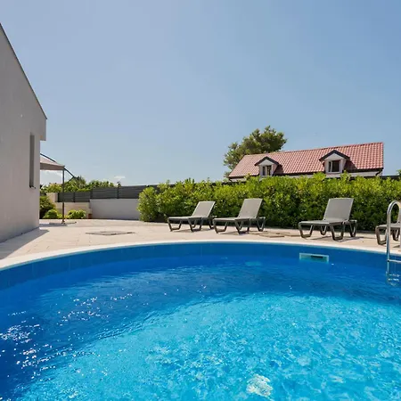 Stunning In With Outdoor Swimming Pool, Sauna And 2 Bedrooms
